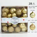 Dettaglio di 28 palline di Natale dorate lucide e glitterate in una scatola regalo - Oro