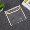Transparente PVC-Aufbewahrungstasche mit beiger Stoffkante und sicherem Metalldruckknopf - Beige Kaffee Saum Tasche (L 22.5cm)