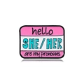 Pin rectangular de esmalte con el texto hello SHE/HER are my pronouns - SHE/HER (Rosa Blanco)