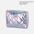 Dettaglio macro della clutch trapuntata argento, 23x6x18cm con zip rosa acceso - Clutch Bag / Argento