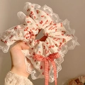 Franse retro scrunchie met aardbeienprint, witte kant en een rode geruite strik detail - #8 Pizzasaus (vierkante Handdoek)