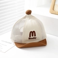 Detail der Baby-Netzkappe mit Monday-Stickerei und atmungsaktivem Netzdesign - 0-3 Jahre 46-48cm / Beige