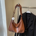 Borsa tote vintage marrone in ecopelle lucida con tracolla regolabile e ciondolo - Borsa + Ciondolo di Peluche / Marrone