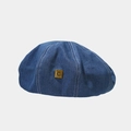 Detail van blauwe denim baret met witte stiksels en messing metalen C-letter - Middelblauw / M (56-58cm)
