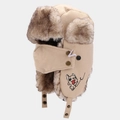 Dettaglio del cappello aviatore beige con fodera in ecopelliccia e ricamo di bulldog - Taglia unica / Beige