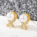 Détail de boucles d'oreilles plaquées or 18k avec perles blanches et strass étincelants - Noeud de Perles
