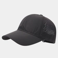 Détail des trous de ventilation découpés au laser sur une casquette noire à séchage rapide - Réglable / gris foncé