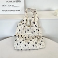 Dettaglio della borsa tote in tela bianco sporco con stampe di gatti ed etichetta tessuta - Gatto Nero e Cane
