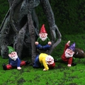 Set mit vier bunten Yoga-Gartenstatuen aus Harz in verschiedenen Meditationsposen - Yoga-Zwerge-Set in weißer Box