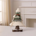 Dettaglio di un mini albero di Natale in maglia con texture morbide e base in legno - Albero di Natale Verde