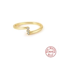 Minimalistischer S925 Sterlingsilber-Ring in Goldoptik mit dreifachem Zirkonia-Besatz - Größe 7 (Verstellbar) / Gold-Vertikaler Dreifachstein