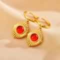 Eleganti orecchini placcati oro con rubino e trama geometrica su sfondo di raso - Orecchini a Raggi di Sole con Pietra Rossa (1款)