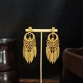 Böhmische goldene lange Quastenohrringe mit Blattfederdesign auf schwarzem Display - Gold Blatt Feder Quaste