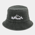 Dettaglio di un cappello pescatore slavato con ricamo bianco di montagne e foresta. - Verde Militare