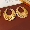 Detailaufnahme goldener Creolen mit einem einzigartigen Design mit radialen Streifen - Gold Groß