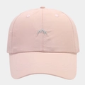 Vue détaillée d'une casquette rose avec broderie montagne et coutures contrastées - Réglable / Rose