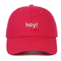 Détail de la broderie 'hey!' blanche sur une casquette de baseball en coton rouge foncé - Réglable / Rouge Rose