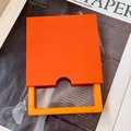 Caja de regalo rectangular naranja de lujo para joyas sobre una revista - Naranja en Blanco con Muesca/Interior 9x9x2cm