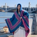 Poncho ethnique à capuche bleu et rose avec motifs de cœurs et détails à franges - LM291 Bordure Cœur - Bleu