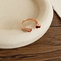 Details eines Roségoldenen Doppel-Gourd-Rings mit rotem Emaille auf einem Tablett - Gold