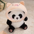 Weiches Panda-Plüschtier mit niedlichem rosa Schweine-Hoodie auf beigem Teppich - Schwein-Stil / 25cm