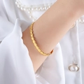 Bracelet chaîne dorée chic style hip-hop avec maillons ovales porté au poignet femme - Z280 - Style Disque / Or - Disques Connectés