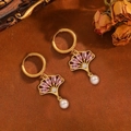 Boucles d'oreilles feuille de ginkgo dorée avec pierres roses et perles sur fond vintage - Boucles d'Oreilles Feuille de Ginkgo Dorée Zircon Rose
