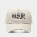 Primer plano del bordado DAD en una gorra de béisbol de algodón beige con visera - Contorno DAD / Beige