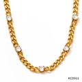 Nahaufnahme der goldenen Edelstahlkette mit fünf runden Brillant-Zirkon-Steinen besetzt - Flacher Panzerketten-Stil mit fünf Diamanten (KCD911)