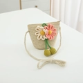 Détail du petit sac en paille tressée avec fleurs décoratives et fine bandoulière - Sac / Beige