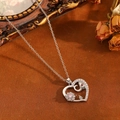Vue macro du collier cœur argenté avec fleur en pierre rose et détail éléphant en cristal - Argent Demi Zircone Fleur Éléphant(T030)