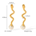 Vue détaillée des boucles d'oreilles serpent dorées avec perles et dimensions - Boucle d'Oreille en Perle Design Serpent (HC-E10497)