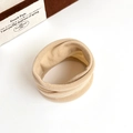 Morandi beige hochelastisches breites Haargummi mit weicher Stoffstruktur und Design - Hautfarben