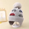 Dettaglio del berretto grigio in maglia con motivo auto e grande pompon in pelliccia - 3-8 Anni / Grigio