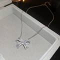Détail du pendentif nœud argenté serti de zircons cubiques brillants et taille baguette - Collier Noeud en Zircon Argenté