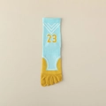 Himmelblaue und gelbe Fünf-Finger-Baumwollsocken mit weißen Streifen und Stickerei Nummer 23 - Blau 1 Paar