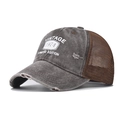 Détail d'une casquette vintage 1974 avec visière usée et maille marron respirante - Café