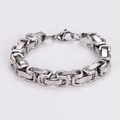 Dettaglio macro del bracciale da uomo in acciaio inossidabile lucido con maglie quadrate - Argento