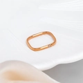 Minimalistische roségouden vierkante ring met een zirkoon op een parelschaal - US 5 / Roségoud