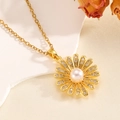 Vue détaillée d'un collier pendentif marguerite dorée avec une perle blanche et cristaux - Collier Marguerite Dorée avec Perle (T024)