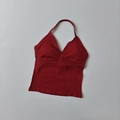 Dettaglio del reggiseno sportivo rosso senza cuciture con arricciatura centrale e coste - S / Rosso Scarlatto