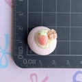 Vista dall'alto di ciondolo torta fragola in resina 2,5cm per fai da te su tappetino - Torta Rotonda Rosa alla Fragola e Cioccolato