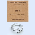 Detail eines Morsecode-Angstringes zur Entspannung mit Perlen auf einer BFF-Karte - BFF
