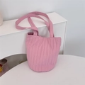 Détail du sac seau plissé rose montrant la texture verticale et les deux bandoulières - Rose