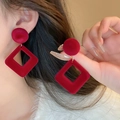 Dettaglio di modella che indossa orecchini in velluto rosso con pendenti geometrici - 52# Rombo Geometrico Rosso (HE17346)