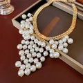 Dettaglio della catena dorata intrecciata e della collana con frange di perle bianche - Collana - Oro - Bianco