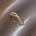 Gekruiste gouden ring met witte parels en sprankelende zirkonia op zijden achtergrond - Verstelbaar Open / Gouden Parel Crossover Ring