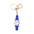 Dettaglio del portachiavi in acrilico a forma di orologio blu con chiusura dorata - Blu Reale