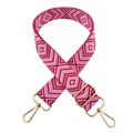 Détail de la bandoulière tissée ajustable avec motifs losanges roses et crochets dorés - Rose rouge