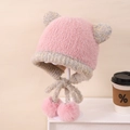 Dettaglio del cappello rosa peluche con paraorecchie e pompon soffici per bambini - 3-8 Anni / Rosa